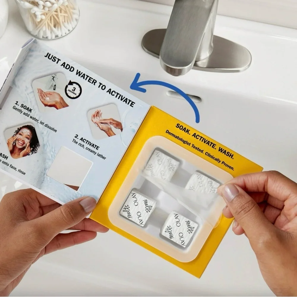 OLAY Cleansing Melts Daily Facial Cleanser - White and Gold